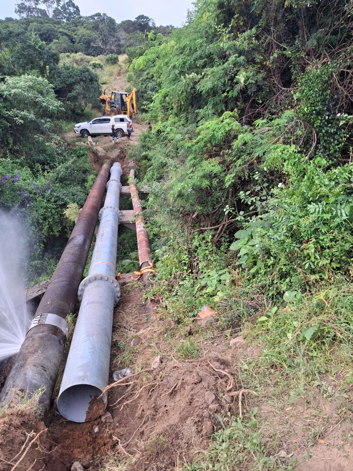 Amatola Water – Nahoon Dam Pipe Repairs - Heavy excavator routing trench
