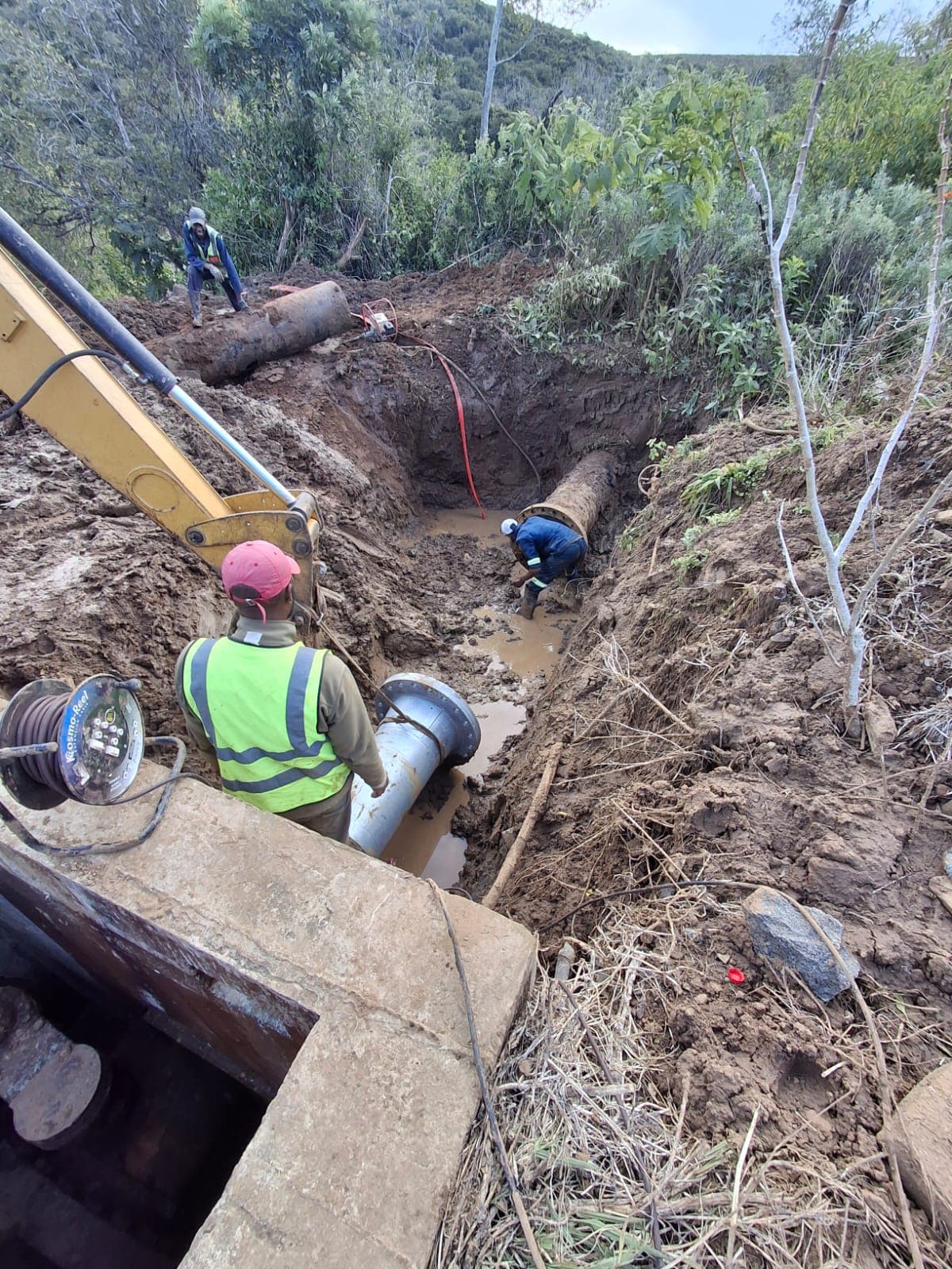 Amatola Water – Nahoon Dam Pipe Repairs - On-site pipe trench backfilling